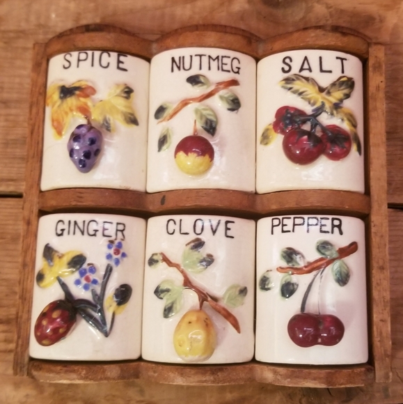 Vintage GNCO Japan WOODEN SPICE RACK w/ 6 Ceramic Fruit Themed Shakers / Jars - Picture 2 of 15